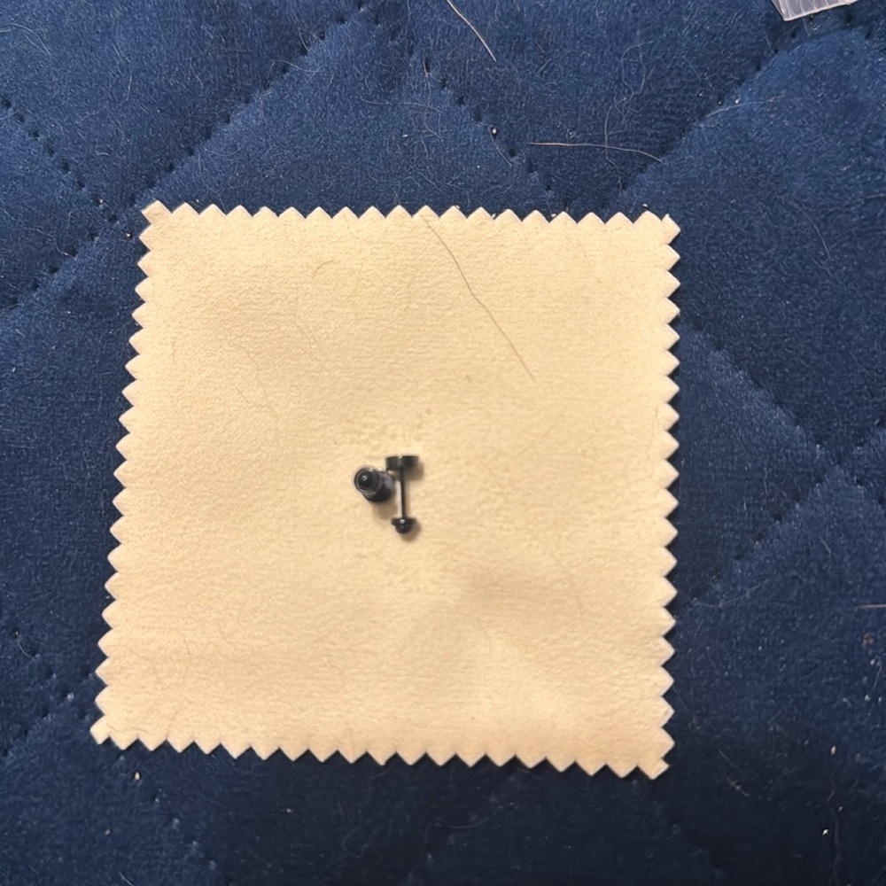 ✨Black gem studs****FINAL MARKDOWN****